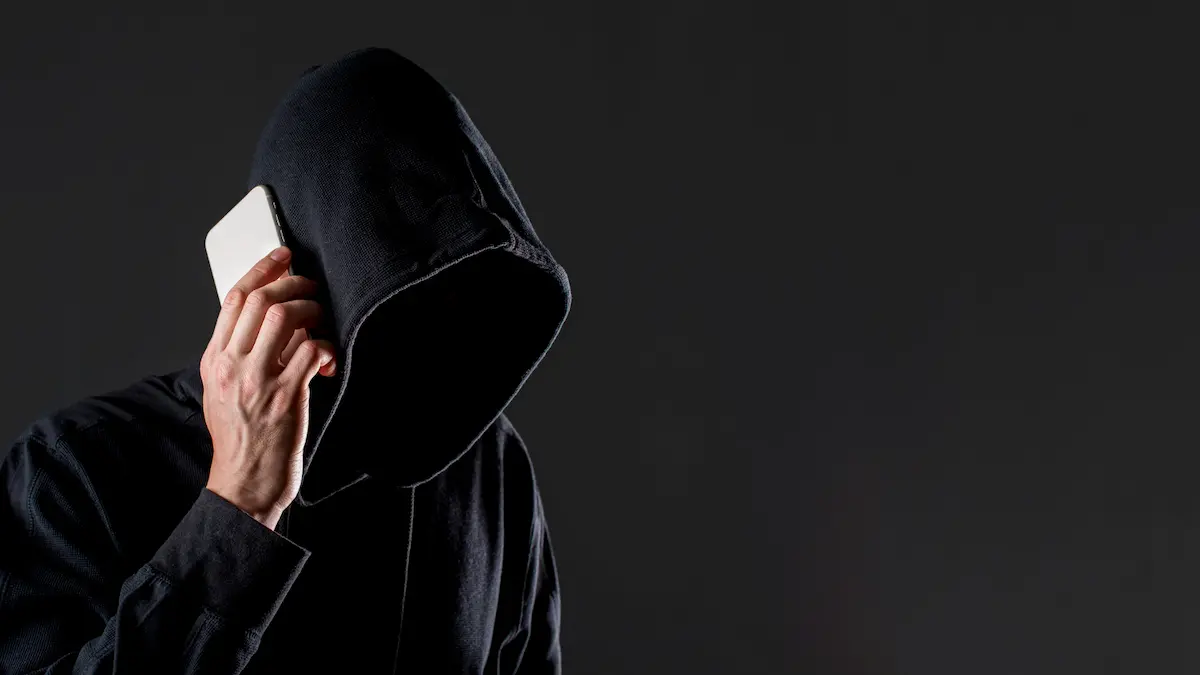 Persona recibiendo una llamada telefónica por un caso de extorsión en Perú.