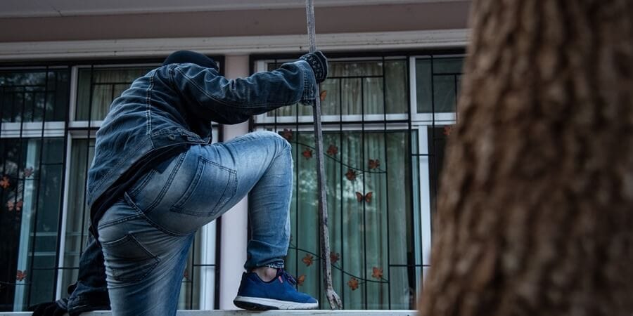 ¿Qué es el delito de usurpación y cuándo se configura según la ley peruana?